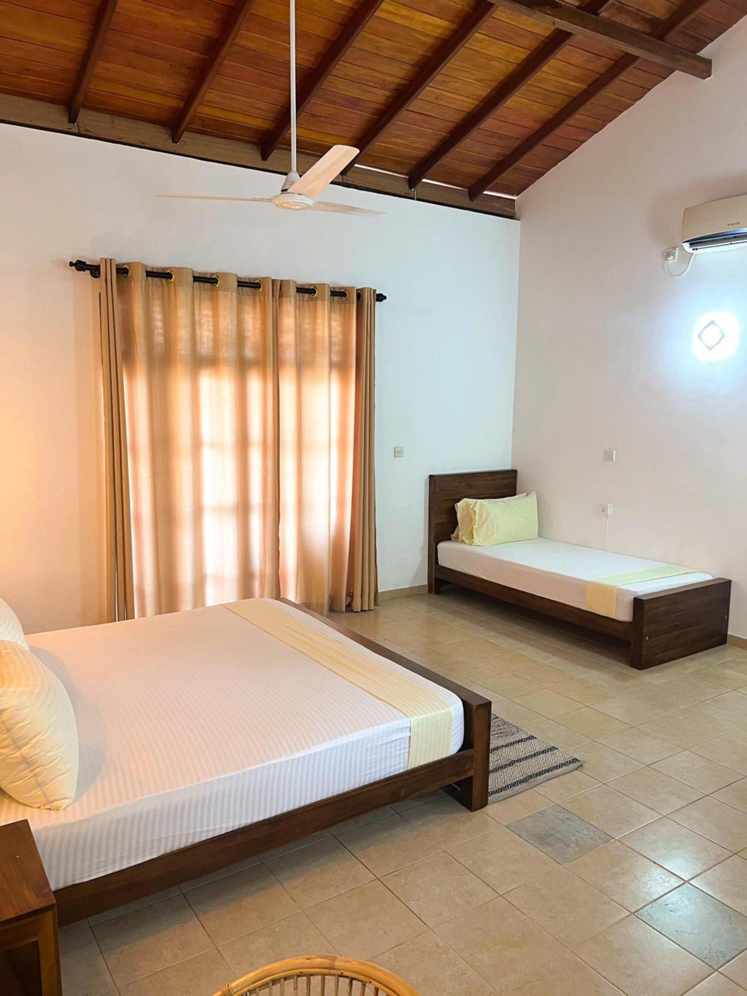 Hummus Hostel Hikkaduwa Extérieur photo